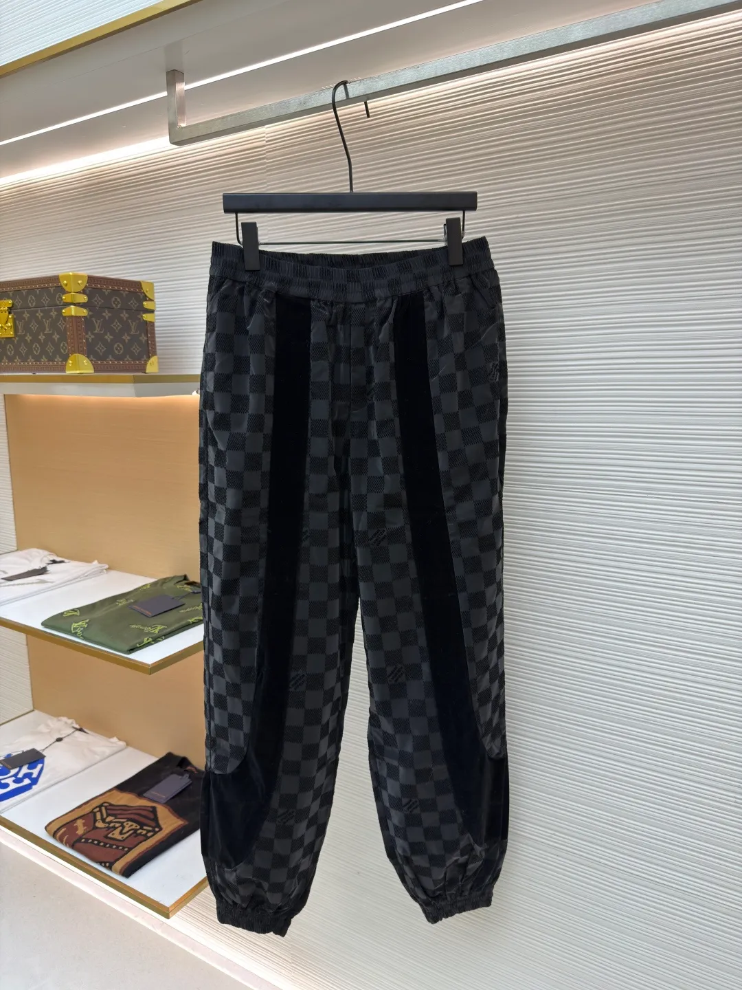 LOUIS VUITTON Checkerboard flocked trousers ●Original version: Purchased and developed by 18487 ●Item number: 1681045-B45 ●Fabric: flocked matte fabric ●Technology: jacquard production ●Version: fitted version ●Weight: about 335 grams ●Size: S-M-L-XL ●Description: Made of flocked matte Damier pattern integrated into Marque L.Vuitton Désée Logo, velvet ribbons with rich texture levels, the overall routing is straight and delicate, the fabrics are comfortable and soft, and the colors are consistent with no color difference. It can be matched with the same style to create a fashionable look and control various occasions. Customized accessories, complete with three labels, same style for men and women!